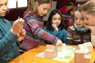 Kinder spielen im Kindermuseum