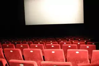 Ein Kinosaal im Filmmuseum München mit den klassischen Sesseln aus rotem Samt Ein Kinosaal im Filmmuseum München mit den klassischen Sesseln aus rotem Samt