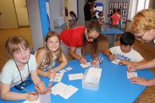 Kinder malen im Kinder- und Jugendmuseum