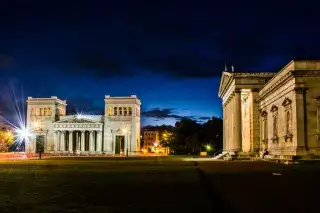 Der Königsplatz bei Nacht