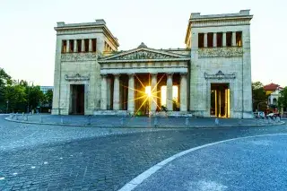 Der Sonnenuntergang am Königsplatz