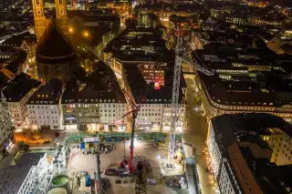 Ein riesiger Kran steht wegen Bauarbeiten an der 2. Stammstrecke am Marienhof