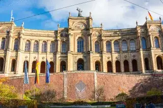 Das Maximilianeum im Herbst