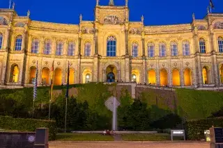 20201229_Spuren_der_Könige Das Maximilianeum bei Nacht zur blauen Stunde