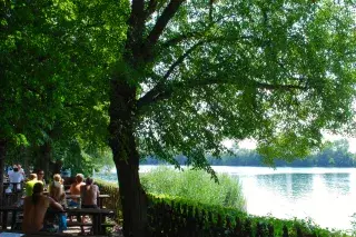 Biergarten am Ufer des Langwieder Sees Biergarten am Ufer des Langwieder Sees