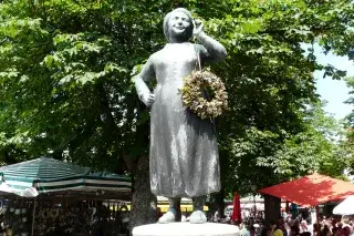 Der Liesl-Karlstadt-Brunnen auf dem Münchner Viktualienmarkt Der Liesl-Karlstadt-Brunnen auf dem Münchner Viktualienmarkt