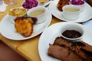 20210129_Amerikanisch_essen_in_München Amerikanische Gerichte auf dem Tisch im Little Wolf