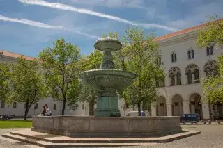 Der Geschwister-Scholl-Brunnen vor dem Hauptgebäude der LMU