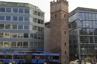 Der Rindermarkt in der Altstadt mit Brunnen und Löwenturm - muenchen.de