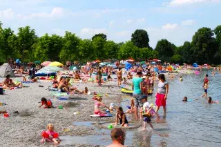 Badegäste auf dem Kieselstrand am Lußsee