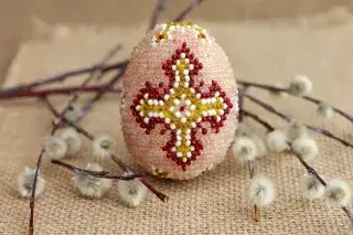 Mit Kreuz geschmücktes Osterei