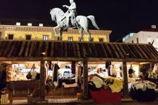 Der Mittelaltermarkt auf dem Wittelsbacherplatz bei Nacht