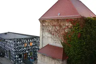 20210624_MUCA_ES Die Fassaden des MUCA sind mit großflächigen Kunstwerken verziert