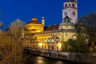Müller'sches Volksbad am Abend
