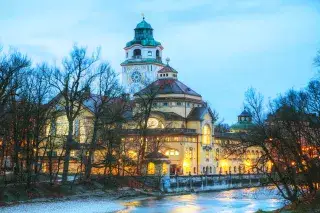 Das Müller'sche Volksbad bei Nacht