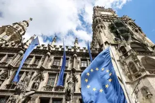 Europa-Fahnen wehen vor dem Neuen Rathaus auf dem Marienplatz Europa-Fahnen wehen vor dem Neuen Rathaus auf dem Marienplatz