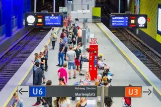 Menschen im U-Bahnhof Münchner Freiheit