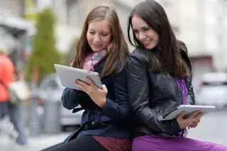 Zwei Frauen mit ihren Tablets in der Sendlinger Straße Zwei Frauen mit ihren Tablets in der Sendlinger Straße