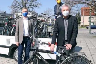 Oberbürgermeister Dieter Reiter (r.), Mobilitätsreferent Georg Dunkel (l.) und Wolfgang Großmann, Geschäftsführer der P+R Park&Ride GmbH, präsentieren "Bike+Ride"