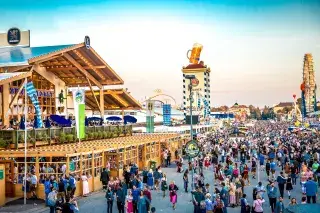 Reger Betrieb vor dem Schützenfestzelt auf dem Oktoberfest Reger Betrieb vor dem Schützenfestzelt auf dem Oktoberfest