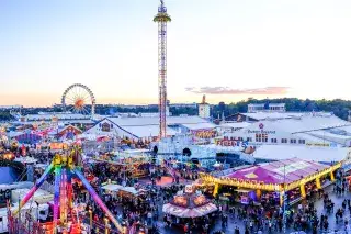 Aussicht über das Oktoberfest in der Abenddämmerung Aussicht über das Oktoberfest in der Abenddämmerung