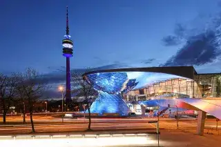 Der Olympiaturm leuchtet blau-weiß Der Olympiaturm leuchtet blau-weiß