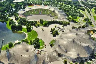 Blick vom Olympiaturm auf das Olympiastadion und den Hans-Jochen-Vogel-Platz