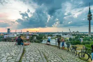 Highlight: Den Sonnenuntergang vom Olympiaberg ansehen