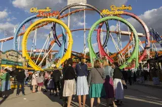 Besucherinnen in Tracht vor dem Olympia-Looping auf dem Oktoberfest Besucherinnen in Tracht vor dem Olympia-Looping auf dem Oktoberfest