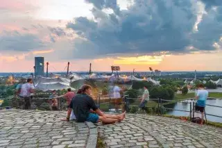 201125_olympiaberg_shutterstock Aussicht vom Olympiaberg am Abend