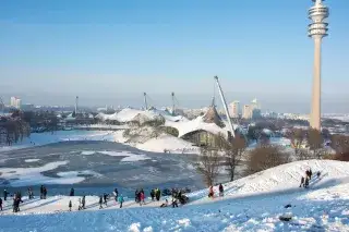 Rodeln im Winter am Olympiaberg im Olympiapark