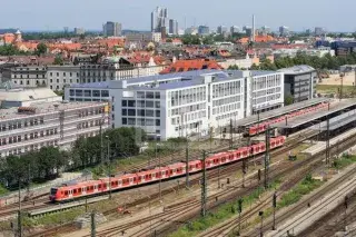 Eine rote S-Bahn fährt im Münchner Ostbahnhof ein.