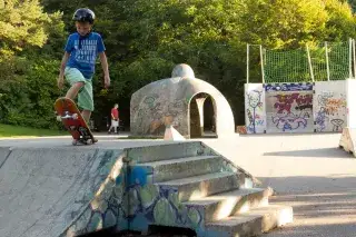 20210303_Skateparks_und_-Plätze Ein Kind übt mit seinem Skateboard in der Skateanlage im Ostpark