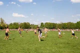 Ultimate Frisbee im Sommer im Englischen Garten