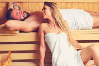 Ein Paar entspannt gemeinsam in der Sauna