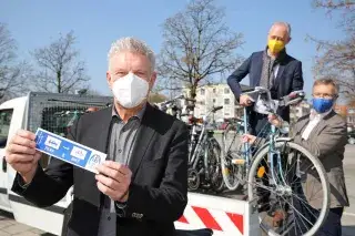 Oberbürgermeister Dieter Reiterpräsentiert "Bike+Ride"