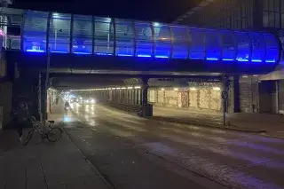 Autos fahren am Abend durch die beleuchtete Paul-Heyse-Unterführung am Münchner Hauptbahnhof