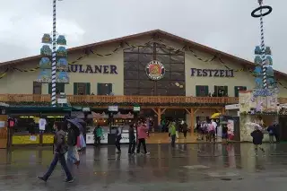 Das Paulaner Festzelt von außen an einem regnerischen Wiesn-Tag Das Paulaner Festzelt von außen an einem regnerischen Wiesn-Tag