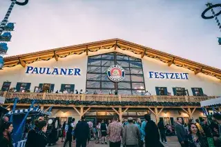 Das Paulaner Festzelt von außen Das Paulaner Festzelt von außen