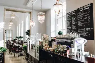 Tee mit britischem Flair im Café Klenze in der Alten Pinakothek