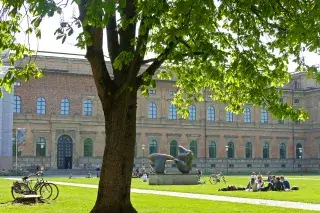 Die Alte Pinakothek bei sonnigem Wetter im Frühling von außen