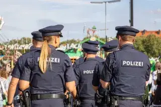 Eine Streife ist zu Fuß auf der Wiesn unterwegs Eine Streife ist zu Fuß auf der Wiesn unterwegs