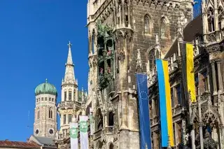 Ukrainische Beflaggung am Neuen Rathaus