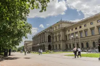 Die Residenz vom Hofgarten aus gesehen