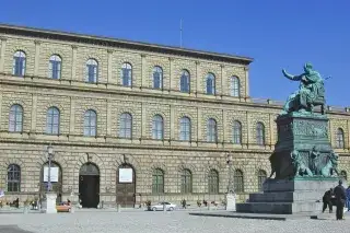 Die Residenz vom Max-Joseph-Patz aus gesehen Die Residenz vom Max-Joseph-Patz aus gesehen