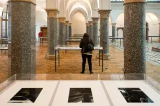 Besucherin in der Rathausgalerie Besucherin in der Rathausgalerie
