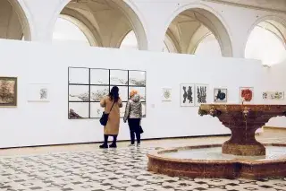 Besucher in der Rathausgalerie Besucher in der Rathausgalerie