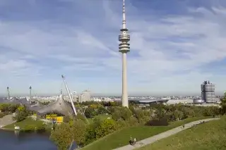 Blick auf den Olympiaturm vom Olympiaberg