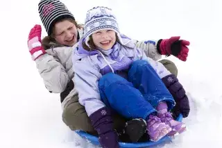 Kinder rodeln im Winter