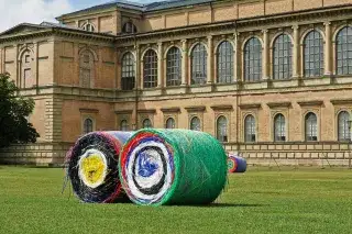 2014 verschönerte Michael Beutler die Grünflächen des Kunstareals mit bunten Ballen aus Trinkhalmen, die an Strohballen auf abgeernteten Äckern erinnerten.
